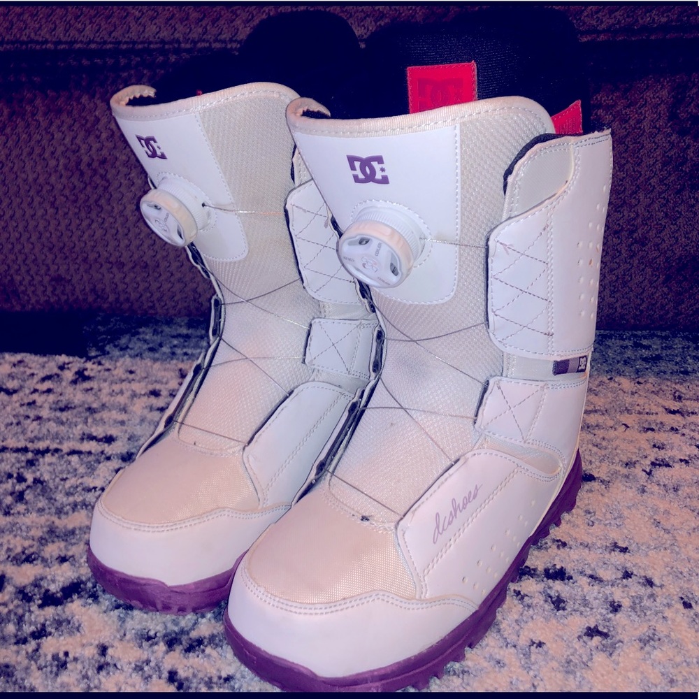 Womens Size 7 DC Snowboard Boots worn once.